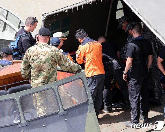 한국인 관광객들이 탑승한 유람선 '허블레아니' 침몰 사흘째인 지난달 31일 오후(현지시각) 한국에서 출발한 정부 합동 신속대응팀이 헝가리 부다페스트 다뉴브강 머르기트 다리 인근 사고현장에 도착해 헝가리 군과 수색작업에 대한 논의를 하고 있다. / 사진=뉴스1