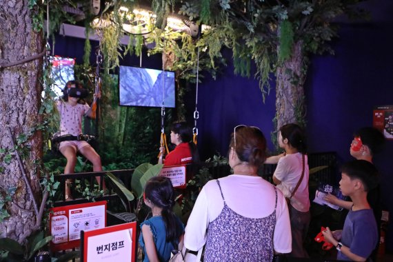 시원한 실내에서 친구, 연인, 가족과 함께 다양한 게임을 즐길 수 있는 건대 스타시티점의 ‘몬스터VR(Virtual Reality, 가상현실)’도 5월 1일부터 30일까지 약 2700명이 방문하며 인기를 끌었다.