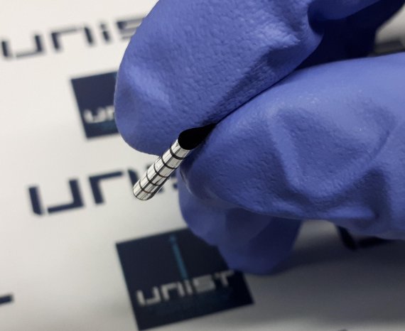 UNIST는 2일 신소재공학부의 김주영·송명훈 교수 공동연구팀이 접을 수 있을 정도로 유연한 '페로브스카이트 태양전지(PeSC)'를 개발했다고 밝혔다. 접히는 수준이 가능한 페로브스카이트 태양전지 모습. 사진=UNIST