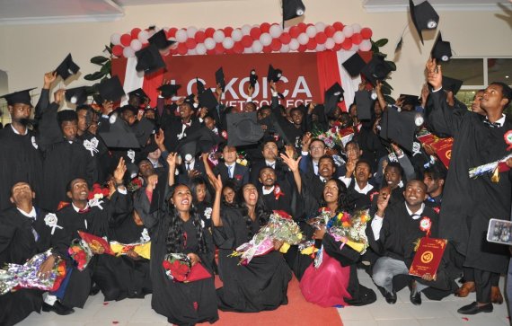 1일 에티오피아 수도 아디스아바바에 있는 'LG-KOICA 희망직업훈련학교'에서 ‘제3회 LG-KOICA 희망직업훈련학교 졸업식’이 열렸다. 졸업생들이 졸업식 이후 축하 세레머니를 하고 있다. LG전자 제공