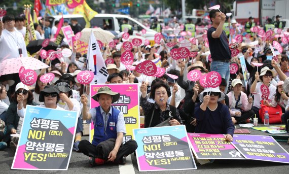 같은 날 서울시청 인근에선 동성애를 반대하는 시민들이 퀴어축제와 동성애를 반대하는 집회를 열었다. 뉴시스