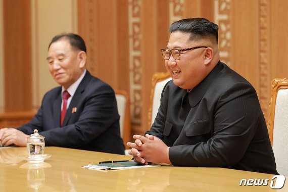 북한 김정은 국무위원장(오른쪽)과 김영철 노동당 부위원장.(청와대 제공) /사진=뉴스1