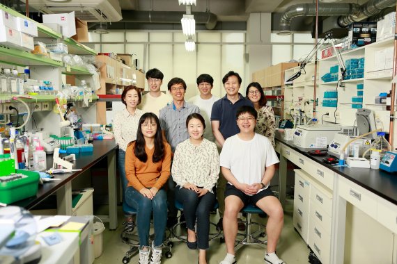 강석현 IBS 유전체 항상성 연구단 연구위원(윗줄 왼쪽 세 번째), 김하진 UNIST 생명과학과 교수(윗줄 오른쪽 두 번째)와 참여 연구진의 모습.