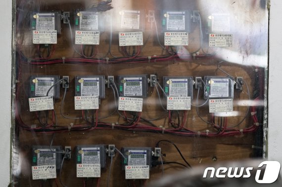 서울시내 한 다세대주택에 전기계량기가 돌아가고 있는 모습. /뉴스1DB