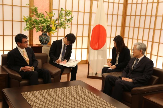 지난달 13일 남관표 주일대사가 외무성에서 고노다로 일본 외무상과 면담을 하고 있다.