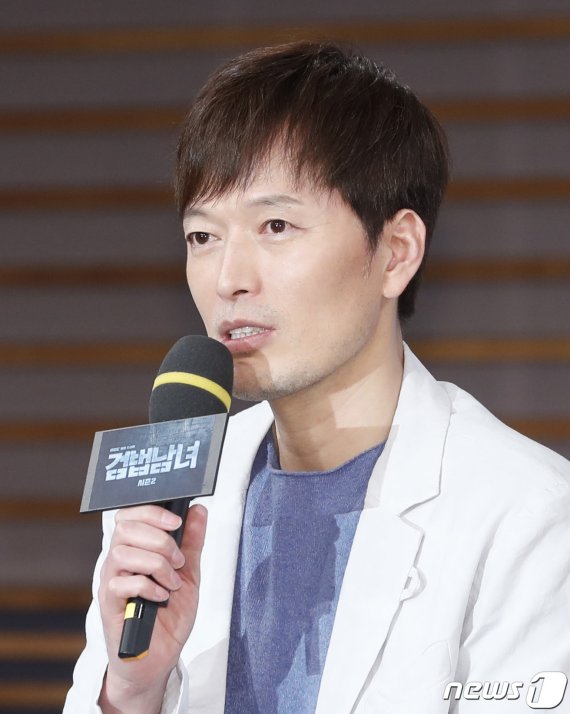 배우 정재영이 3일 오후 서울 마포구 상암동 MBC골든마우스홀에서 열린 MBC 새 월화드라마 '검법남녀 시즌2' 제작발표회에 참석해 인사말을 하고 있다. '검법남녀 시즌2'는 MBC의 첫 시즌제 드라마로 진보한 범죄만큼 까칠한 법의학자 백범(정재영 분)과 열혈신참 검사 은솔(정유미 분)의 공조수사를 그린 작품이다, 2019.6.3/뉴스1 © News1 권현진 기자