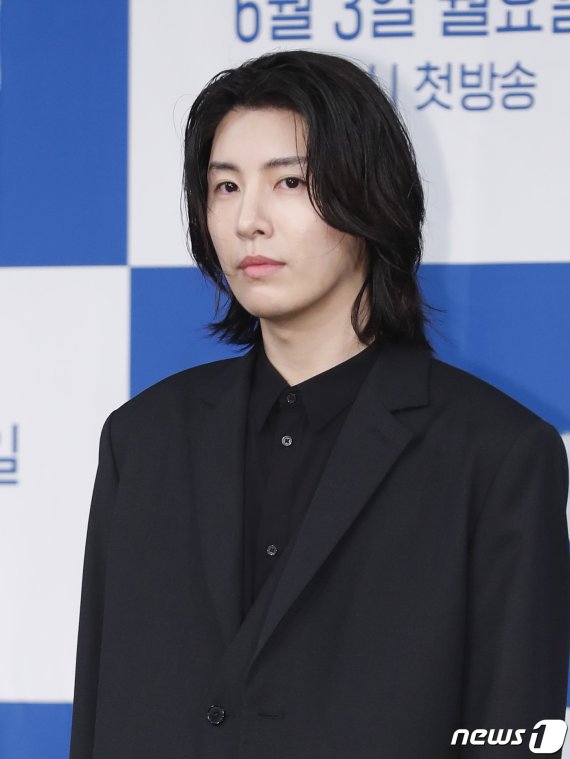 배우 노민우가 3일 오후 서울 마포구 상암동 MBC골든마우스홀에서 열린 MBC 새 월화드라마 '검법남녀 시즌2' 제작발표회에 참석해 포즈를 취하고 있다. '검법남녀 시즌2'는 MBC의 첫 시즌제 드라마로 진보한 범죄만큼 까칠한 법의학자 백범(정재영 분)과 열혈신참 검사 은솔(정유미 분)의 공조수사를 그린 작품이다, 2019.6.3/뉴스1 © News1 권현진 기자