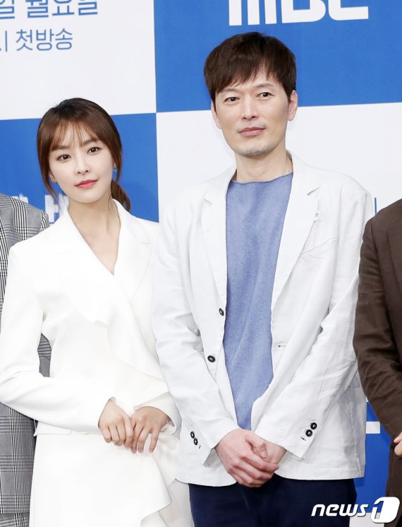 배우 정유미, 정재영(오른쪽)이 3일 오후 서울 마포구 상암동 MBC골든마우스홀에서 열린 MBC 새 월화드라마 '검법남녀 시즌2' 제작발표회에 참석해 포즈를 취하고 있다. '검법남녀 시즌2'는 MBC의 첫 시즌제 드라마로 진보한 범죄만큼 까칠한 법의학자 백범(정재영 분)과 열혈신참 검사 은솔(정유미 분)의 공조수사를 그린 작품이다, 2019.6.3/뉴스1 © News1 권현진 기자