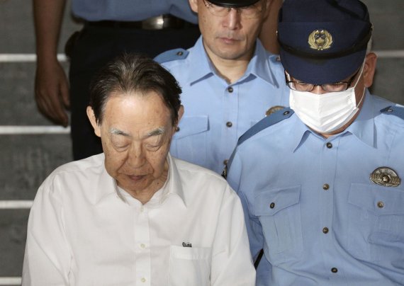 지난 2019년 6월 1일 일본 농림수산성 차관과 주 체코 일본 대사를 지낸 구마자와 히데아키(당시 76세, 왼쪽)가 은둔형 외톨이(히키코모리)였던 아들 구마자와 에이이치로(44)을 칼로 찔러 살해한 혐의로 경찰에 체포돼 연행되고 있다. 로이터 뉴스1