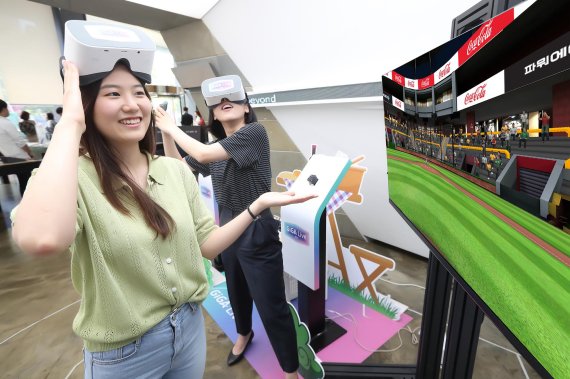 KT 모델들이 기가라이브TV를 이용해 VR 스포츠 게임을 즐기는 동시에 게임 속 경기장 전광판과 배너를 통해 노출되고 있는 VR 광고를 체험하고 있다. KT 제공
