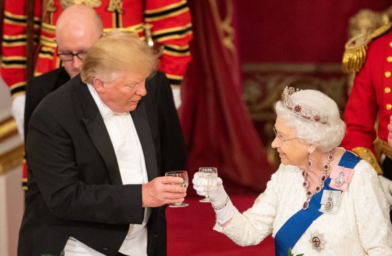 영국을 국빈 방문 중인 도널드 트럼프 미국 대통령(왼쪽)이 3일(현지시간) 버킹엄궁에서 엘리자베스 2세 여왕 주최 만찬에 참석해 여왕에 건배를 제의하고 있다. /사진= 로이터, 뉴스1