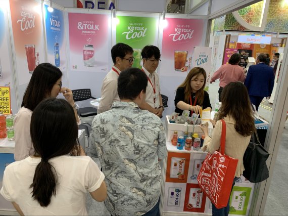 지난달 28일부터 1일까지 열린 태국 방콕 식품전시회에 참가한 프로엠홀딩스 관계자들이 자사 부스를 찾은 현지 바이어들에게 제품 설명을 하고 있다. 사진=대구TP 제공