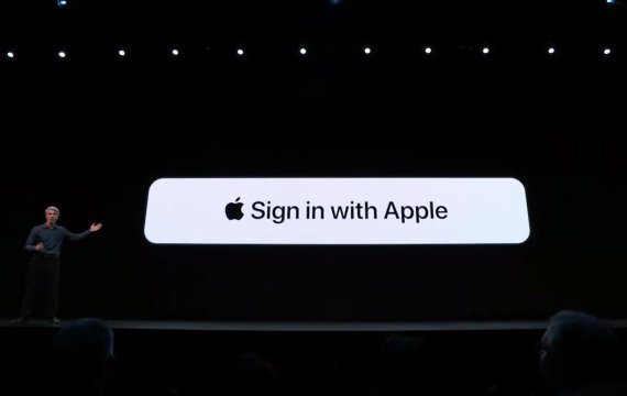 크레이그 페더리기(Craig Federighi) 애플 수석부사장이 ‘애플 아이디로 회원가입하기(Sign in With Apple)’를 소개하고 있다.