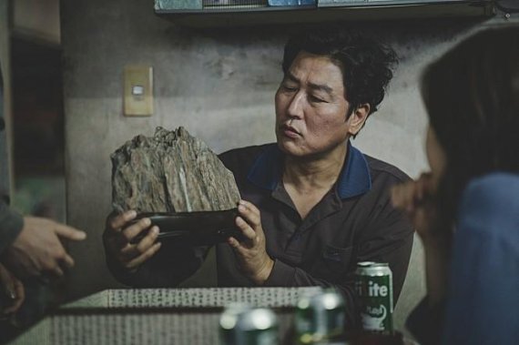 영화 '기생충' 속 기택(송강호 분) 가족이 하이트진로 발포주 필라이트를 마시고 있다. CJ 엔터테인먼트 제공