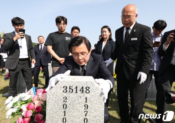 황교안 자유한국당 대표가 4일 오후 국립대전현충원을 찾아 천안함 46용사 묘역에서 참배를 한 뒤 묘비를 어루만지고 있다. 2019.6.4 /뉴스1 © News1 주기철 기자