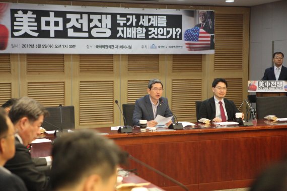김학용 자유한국당 의원(오른쪽 두번째)이 5일 국회 의원회관에서 미래혁신포럼 주최로 열린 '미-중 전쟁, 누가 세계를 지배할 것인가?' 세미나에서 인사말하고 있다.