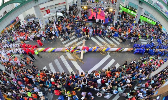 울산 중구 원도심 시계탑 일원에서 진행 되는 마두희 축제 모습 /사진=fnDB