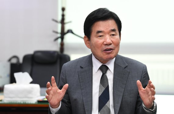 김진표 의원은 21대 국회에서 타다 서비스, 인터넷은행법 등을 다시 검토해볼 필요가 있다고 말했다. 사진=김범석 기자