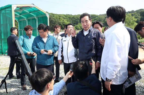 이낙연 국무총리가 5일 오후 경기도 파주시 적성면 아프리카돼지열병(ASF) 거점소독시설을 방문해 방역 상황을 점검하고 있다. 사진=뉴스1