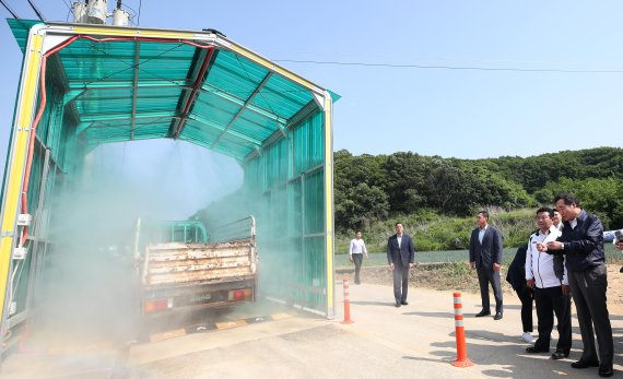 이낙연 국무총리(오른쪽 첫번째)가 5일 오후 경기도 파주시 적성면 아프리카돼지열병(ASF) 거점소독시설을 방문해 차량 소독 방역 현장을 점검하고 있다. 사진=뉴스1