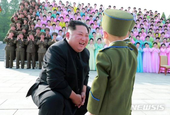 김정은 북한 국무위원장이 4일 인민무력성에서 제2기 제7차 군인가족예술소조경연에서 당선된 군인 및 가족들과 만나 기념촬영을 했다고 조선중앙TV가 5일 보도했다.