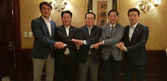 왼쪽부터 김상호 하남시장, 장덕천 부천시장, 조광한 남양주시장, 이재준 고양시장, 김종천 과천시장. 사진제공=남양주시