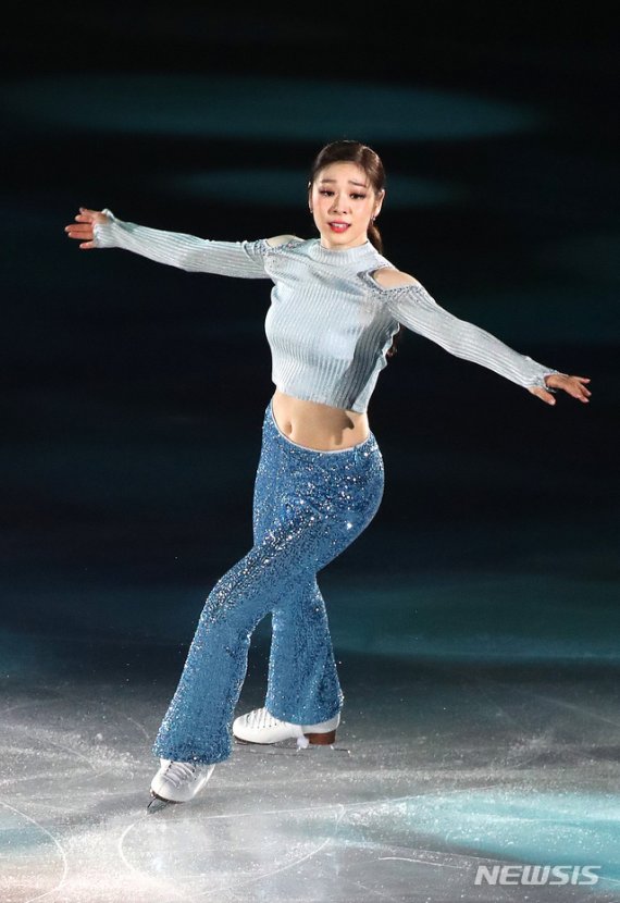 【서울=뉴시스】김선웅 기자 = 6일 오후 서울 송파구 올림픽공원 KSPO DOME(체조경기장)에서 열린 올댓스케이트 2019에서 김연아가 멋진 공연을 선보이고 있다. 2019.06.06. mangusta@newsis.com