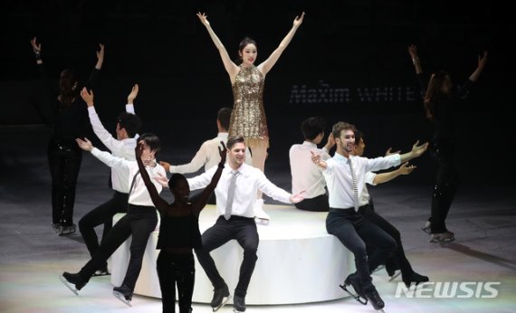 【서울=뉴시스】김선웅 기자 = 6일 오후 서울 송파구 올림픽공원 KSPO DOME(체조경기장)에서 열린 올댓스케이트 2019에서 김연아가 멋진 공연을 선보이고 있다. 2019.06.06. mangusta@newsis.com