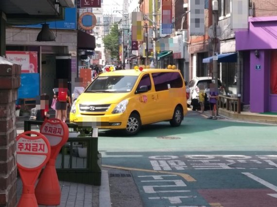 ▲하교 시간이 되면 학교 앞에는 ‘어린이 통학 차량’으로 북적인다 /사진=윤아림 인턴기자