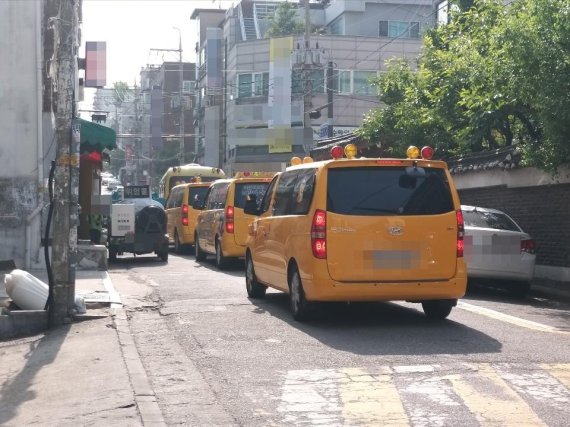 ▲하교 시간이 되면 학원 통학 차량이 줄을 이룬다 /사진=윤아림 인턴기자