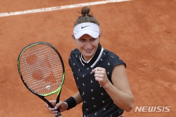 【파리=AP/뉴시스】 마르케타 본드로우소바(체코)가 7일(현지시간) 프랑스 파리의 스타드 롤랑가로스에서 열린 프랑스오픈 테니스대회 여자단식 준결승에서 요해나 콘타(영국)을 꺾은 뒤 주먹을 불끈 쥐어보이고 있다.