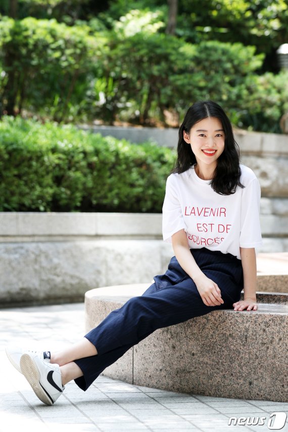 영화 '기생충'에 출연한 배우 정이서가 5일 서울 종로구 뉴스1 본사를 찾아 인터뷰에 앞서 포즈를 취하고 있다. 2019.6.5/뉴스1 © News1 민경석 기자