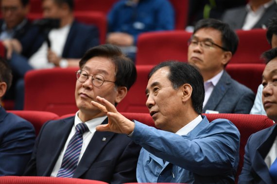 이재명 경기도지사-박윤국 포천시장(오른쪽) 환담. 사진제공=포천시