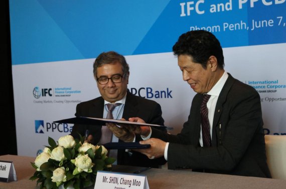 JB금융지주는 전북은행 자회사인 프놈펜 상업은행(PPCBank)과 국제금융공사(IFC·International Finance Corporation)가 '상호위험 분담을 통한 캄보디아 중소기업 대출 확대'를 위한 업무 협약을 체결했다고 7일 밝혔다. 신창무 프놈펜 상업은행장(오른쪽)과 비벡 파삭 IFC 동아시아 및 태평양 담당 대표가 업무협약에서 기념촬영을 하고 있다.