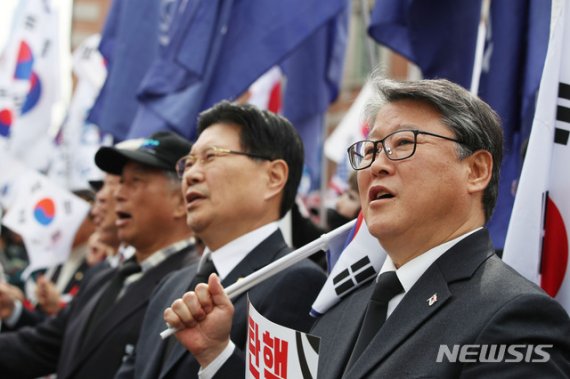 홍문종 의원(오른쪽 두번째)과 조원진 대한애국당 대표.