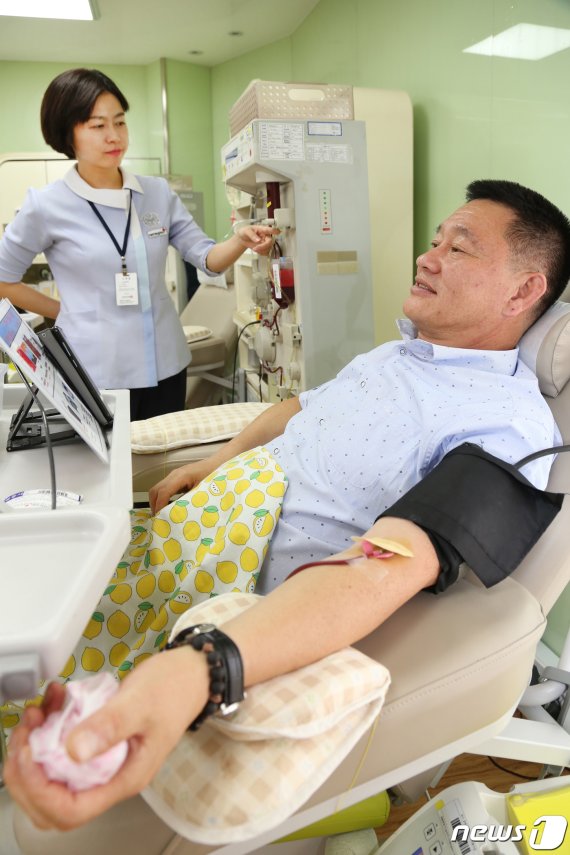 23년동안 208회의 헌혈을 한 구미시청 헌혈왕 서보관씨가 10일 지난해 으뜸 헌혈의집으로 선정된 구미센터에서 헌혈을 하고 있다. 그는 "건강이 안 좋은 사람은 헌혈을 하고 싶어도 못한다. 건강한 피를 제공할 수 있을때까지 헌혈을 계속할 생각＂이라고 말했다.2019.6.10/뉴스1 © News1 정우용 기자