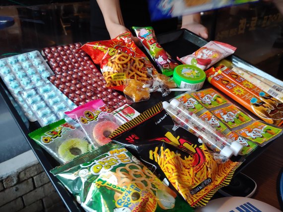 하이트진로가 30일까지 운영하는 팝업스토어 '두꺼비집' 홍대점에선 뽑기이벤트를 통해 손님들에게 군것질거리를 제공한다. 사진=김성호 기자