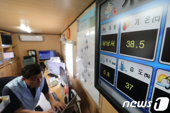 기상 관측 111년 만의 최악의 폭염을 기록했던 지난해 8월 1일 서울 종로구 송월동에 있는 서울 기상관측소의 온도계가 38.5도를 나타내고 있다. 2018.8.1/뉴스1 © News1 허경 기자