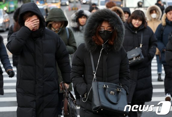올 1월 반짝 한파로 인한 추위에 출근하는 서울시민들의 모습..2019.1.16/뉴스1 © News1 박세연 기자