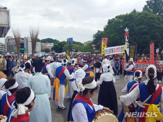 【옥천=뉴시스】이성기 기자 = 10일 오전 충북 옥천군 청산면 주민 500여 명이 옥천군청에서 집회를 열고, 청산면 인정리에 들어서려는 건설폐기물 처리업체 허가 반대를 촉구하고 있다.2019.06.10. sklee@newsis.com