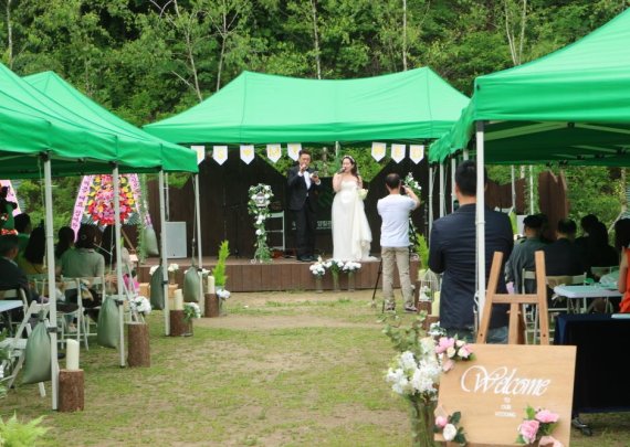 지난 9일 경기도 양주 아세안자연휴양림에서 진행딘 숲속 결혼식 모습.