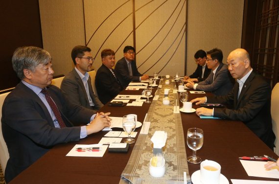 방송통신위원회 이효성(오른쪽) 위원장은 10일 OTT 업계의 의견을 수렴하기 위해 곰TV, 아프리카TV, 엠군, 왓챠플레이, 판도라TV 등 5개 OTT 사업자와 간담회를 가졌다. 사진=방송통신위원회