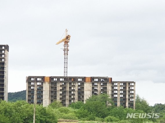 【정읍=뉴시스】 한훈 기자 = 10일 전북 정읍시 북면 한교리(1572번지)의 한교임대아파트는 지난 2003년 시공사인 ㈜H종합건설이 부도가 난후 현재까지 공사가 진척되지 않은 채 방치 돼 있다. 2019.06.10. 369369125@newsis.com