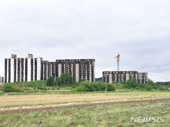 【정읍=뉴시스】 한훈 기자 = 10일 전북 정읍시 북면 한교리(1572번지)의 한교임대아파트는 지난 2003년 시공사인 ㈜H종합건설이 부도가 난후 현재까지 공사가 진척되지 않은 채 방치 돼 있다.2019.06.10. 369369125@newsis.com