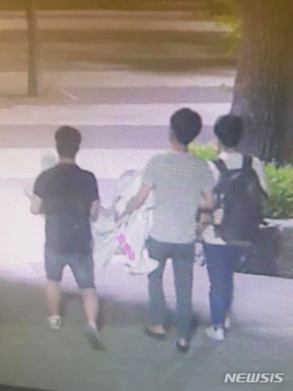 【서울=뉴시스】'반'이 페이스북에 게시한 글에 따르면 지난달 31일 새벽 2시40분께 마스크를 쓴 남성 3명이 총궐기 순서 마지막에 붙인 대자보 10여장을 뜯어간 것이 주변 폐쇄회 /사진=뉴시스