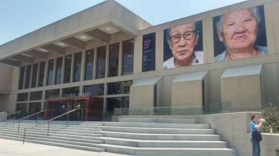 2018년 미국 캘리포니아주 글렌데일시 중앙 도서관 외벽에 걸린 공공 미술 프로젝트 '글렌데일시 위안부의 날' 특별 전시.