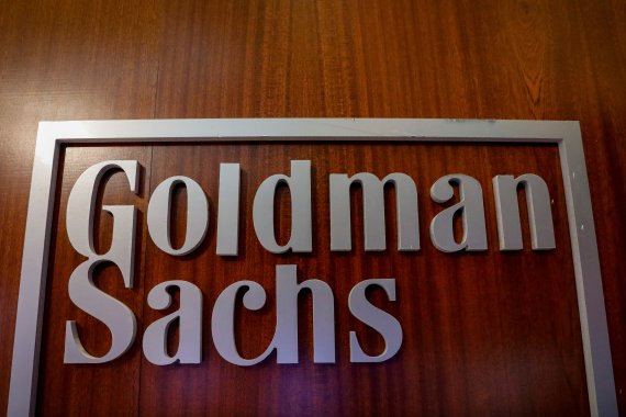 FILE PHOTO: The Goldman Sachs company logo is seen in the company's space on the floor of the New York Stock Exchange, (NYSE) in New York, U.S., April 17, 2018. REUTERS/Brendan McDermid/File Photo /REUTERS/뉴스1 /사진=