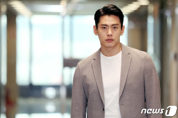 tvN 드라마 '아스달 연대기'에 출연한 배우 유태오가 10일 서울 종로구 뉴스1 본사에서 인터뷰를 앞두고 포즈를 취하고 있다. 2019.6.10/뉴스1 © News1 민경석 기자