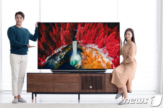 LG전자의 2세대 인공지능(AI) 프로세서를 탑재한 2019년형 OLED(유기발광다이오드) TV 신제품/뉴스1