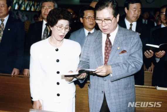 1992년 8월 13일, 이희호 여사와 김대중 전 대통령이 서울 서교동성당에서 납치 생환 19주년 기념미사를 보고 있다.